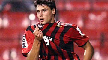 Imagem Pedro Oldoni assina contrato e é regularizado no Vitória