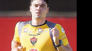 Imagem De preterido a titular: Pedro Oldoni renova com o Vitória
