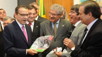 Imagem Por serviços ao futebol, presidente da Câmara é homenageado pelo Vitória