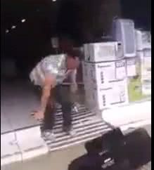 Imagem Vídeo: cliente insatisfeito quebra TV de Plasma na frente da loja