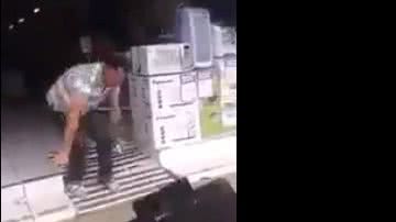 Imagem Vídeo: cliente insatisfeito quebra TV de Plasma na frente da loja