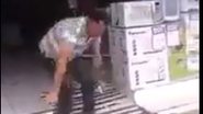 Imagem Vídeo: cliente insatisfeito quebra TV de Plasma na frente da loja