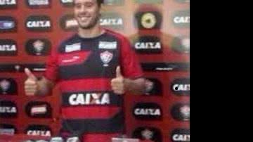 Imagem Zagueiro Rodrigo Defendi é apresentado no Vitória 