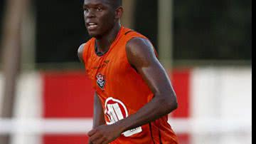 Imagem Lateral que queria sair do clube renova com o Vitória