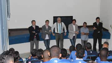 Imagem Schmidt e Valton Pessoa se reúnem com atletas no Fazendão pela primeira vez