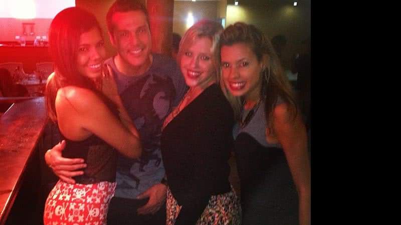 Imagem Farra da seleção em Salvador: bebidas, mulheres e fotos. Veja
