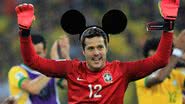Imagem Goleiro na liga norte-americana, Júlio César dispensa jogar com Mickey e Donald