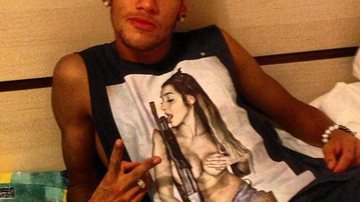 Imagem Neymar usa blusa com estampa cheia de ousadia
