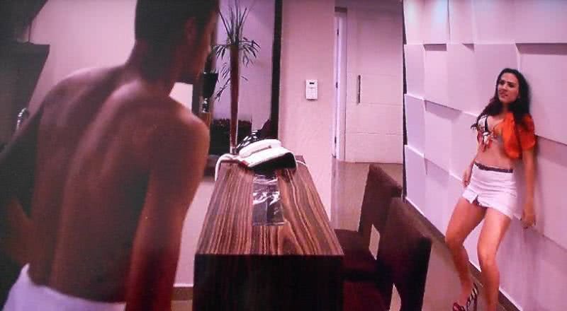 Imagem Neymar aparece só de toalha em novela