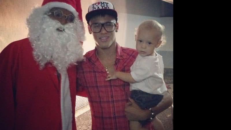 Imagem Neymar e Davi Lucca recebem a visita do Papai Noel