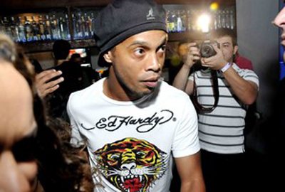 Imagem Marias-chuteiras revoltadas: Ronaldinho confisca câmeras e celulares em festinha