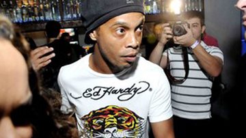 Imagem Marias-chuteiras revoltadas: Ronaldinho confisca câmeras e celulares em festinha