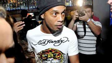 Imagem Marias-chuteiras revoltadas: Ronaldinho confisca câmeras e celulares em festinha