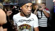 Imagem Marias-chuteiras revoltadas: Ronaldinho confisca câmeras e celulares em festinha