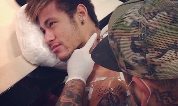 Imagem Neymar tatua "tudo passa" no pescoço