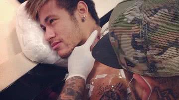 Imagem Neymar tatua "tudo passa" no pescoço