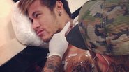 Imagem Neymar tatua &quot;tudo passa&quot; no pescoço