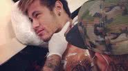 Imagem Neymar tatua "tudo passa" no pescoço