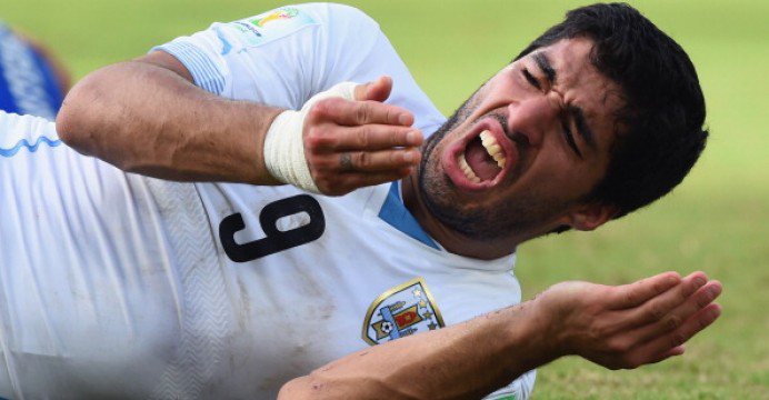 Imagem &quot;Mordido&quot;, Uruguai enfrenta a Colômbia sem Suarez neste sábado 