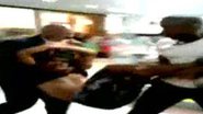 Imagem Vídeo: suspeito de furto é carregado por seguranças em shopping de Salvador