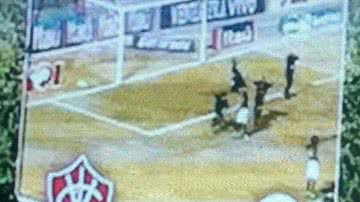 Imagem Arena troca escudo do Vitória e torcida vai à loucura