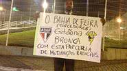 Imagem Torcedor do Bahia de Feira protesta contra parceria com o Vitória