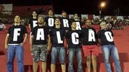 Imagem Torcedores utilizam camisas para protestar nas arquibancadas do Barradão