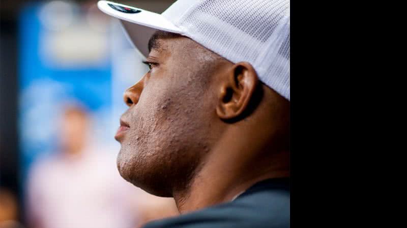 Imagem Jornalista esportivo prevê decadência na carreira de Anderson Silva. Leia