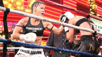 Imagem Cris Cyborg atropela francesa  em competição de muay thai