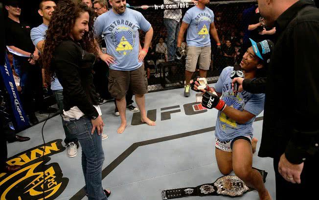 Imagem Lutador de UFC pede namorada em casamento no octógono