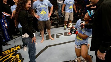 Imagem Lutador de UFC pede namorada em casamento no octógono
