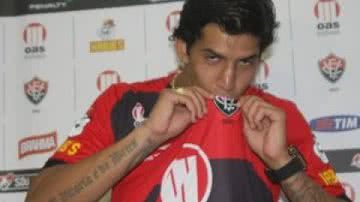 Imagem Falcão nega saída de Victor Ramos e diz que quer comprar zagueiro