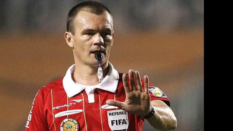 Imagem Leandro Pedro Vuaden comanda jogo Goiás x Vitória