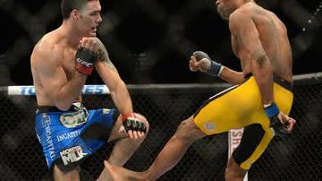 Imagem Anderson Silva quebra a perna ao tentar chute e Weidman mantém cinturão do UFC