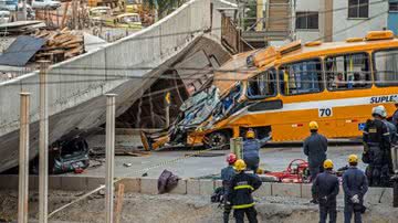 Imagem Bombeiros resgatam corpo de 2ª vítima de desabamento de viaduto em BH