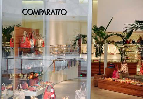 Imagem Mulheres levam bolsas e bijuterias de loja no Shopping Paralela
