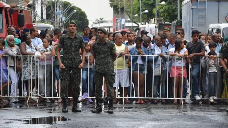 Imagem 7 de setembro: Neto e Wagner fazem hasteamento das bandeiras