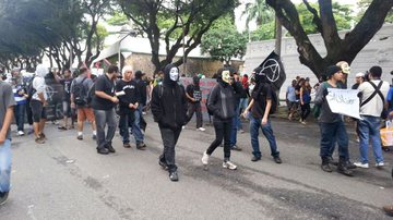 Imagem &quot;Mídia Fascista, polícia terrorista&quot;, gritam manifestantes