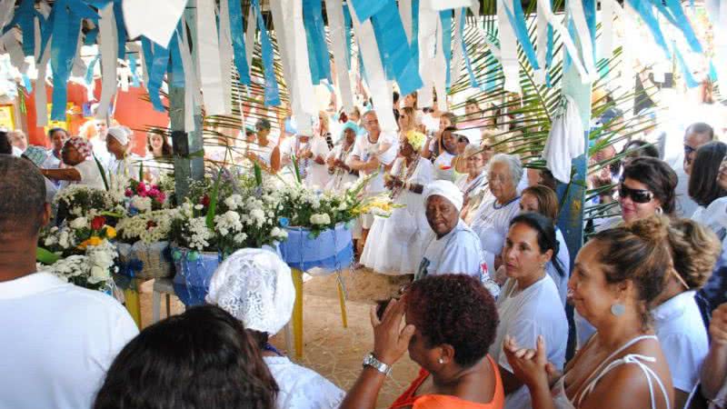 Imagem Fiéis reverenciam Iemanjá na Praia de Buraquinho