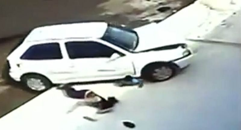 Imagem Milagre: criança sai ilesa depois de carro passar por cima da cabeça