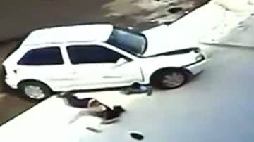 Imagem Milagre: criança sai ilesa depois de carro passar por cima da cabeça