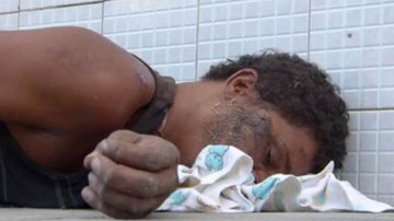 Imagem  Vídeo: homem morre diante de reportagem e moradores responsabilizam SAMU