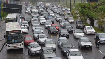 Imagem Carro perde controle e derruba poste na Suburbana