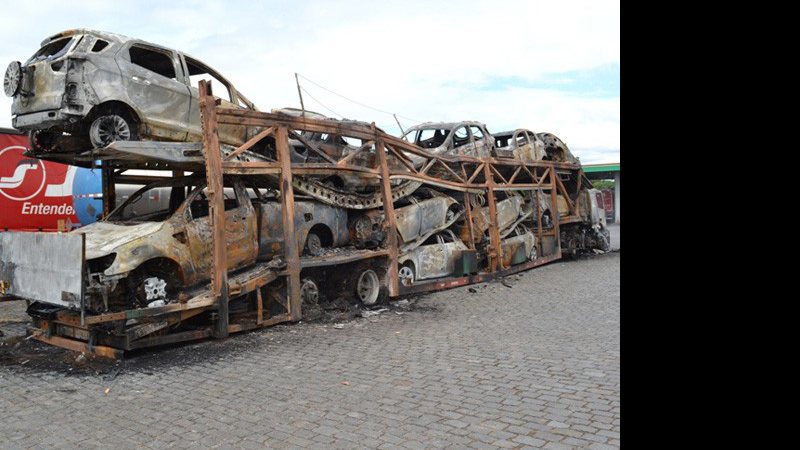 Imagem Caminhão-cegonha pega fogo e 11 carros são destruídos em Camaçari