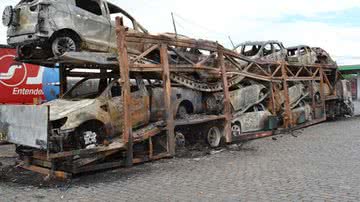 Imagem Caminhão-cegonha pega fogo e 11 carros são destruídos em Camaçari