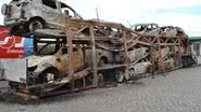 Imagem Caminhão-cegonha pega fogo e 11 carros são destruídos em Camaçari