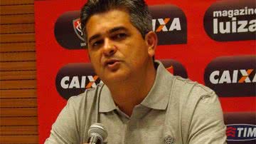 Imagem Ney Franco aguarda regularização de dois jogadores para definir o time
