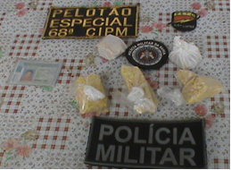 Imagem Homem é flagrado com mais de 400 pedras de crack em Ilhéus
