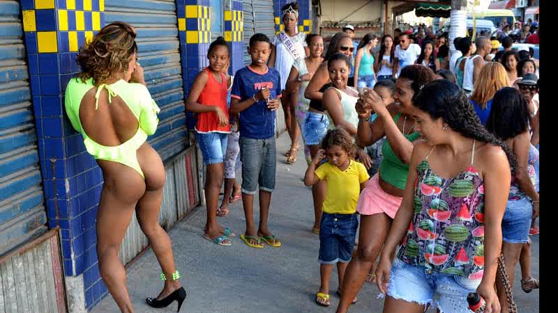 Imagem Homossexuais desfilam na terceira Parada Gay de Pernambués