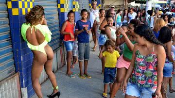 Imagem Homossexuais desfilam na terceira Parada Gay de Pernambués
